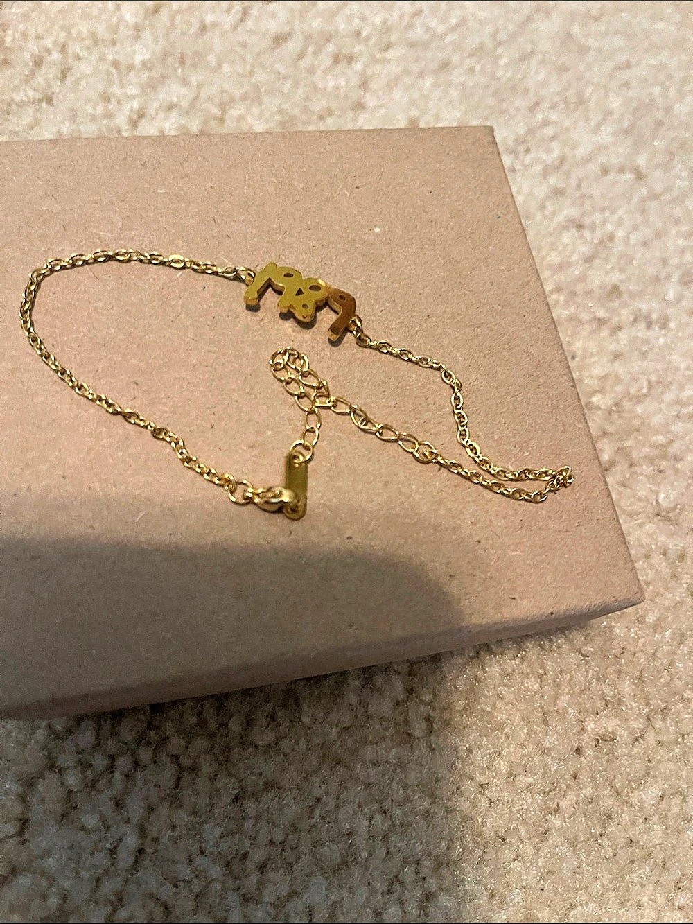 Taylor Swift Lot
Gold-Tone Pendant Necklace
pillow cover( no pillow)
Jar of fr